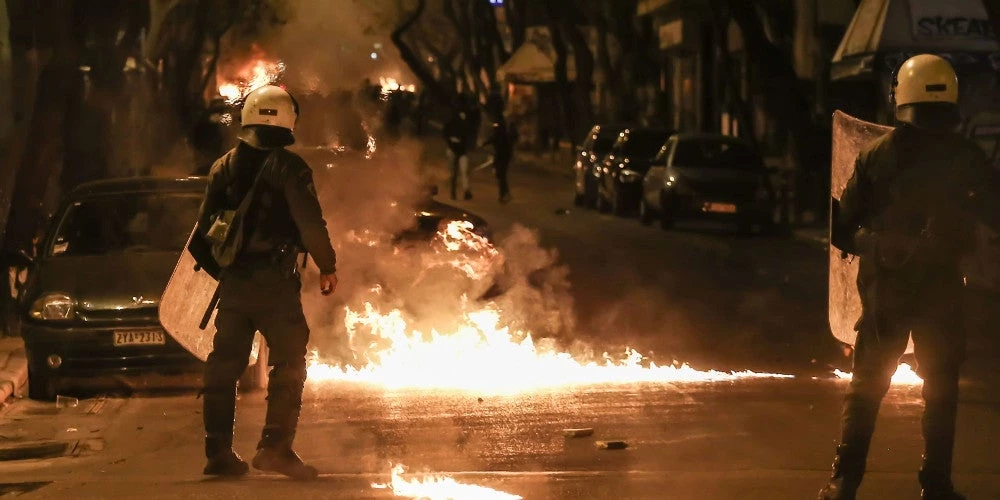 Επεισόδια στα Εξάρχεια – «Ανταλλαγή» μολότοφ-χημικών ανάμεσα σε αντιεξουσιαστές και ΜΑΤ